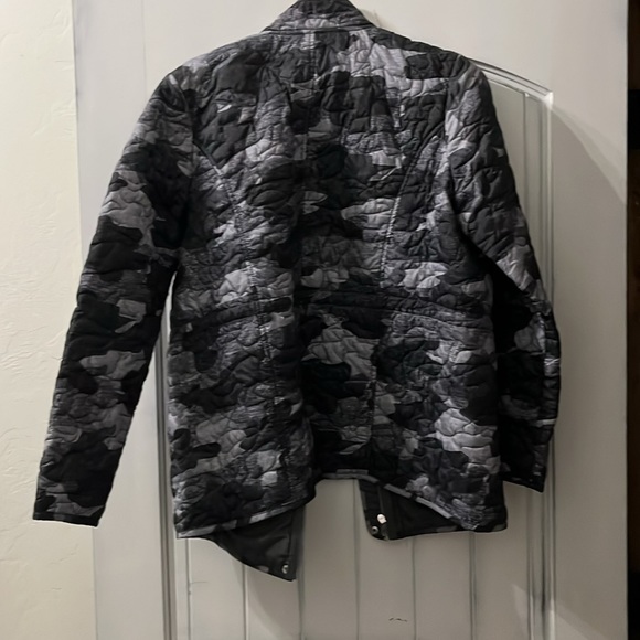 Isaac Mizrahi Live jacket size large black camo - Picture 2 of 6